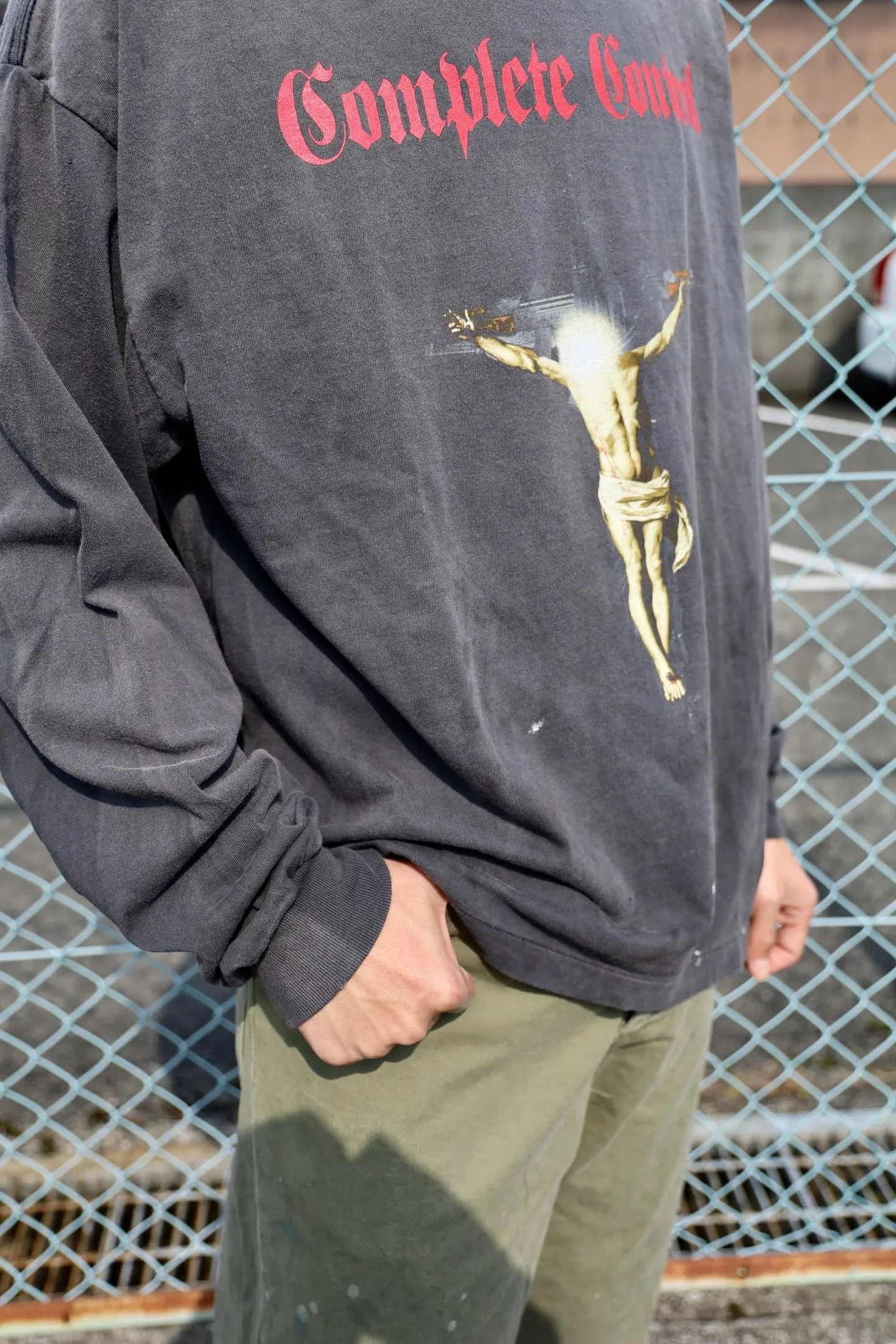 SAINT Mxxxxxx × Kosuke Kawamura KK_LS TEE/COMPLETE CONTRL/BLK KK joint model Jesus AK submachine gun cross long-sleeved TEE Washed black S-XL KK joint model creative submachine gun Jesus cross The fading of sulfur dye on ready-to-wear and washed water to make it old Hand-splashed ink hole processing The printing is repeatedly modified to outline the ultimate restoration ZP Cylindrical side seam high weight fabric Stiff and comfortable Correct accessories Customized co-branded wash mark/little angel mark, top purchasing agent level